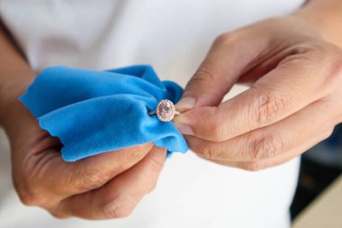 Mücevher parlatma ve mücevher elmas yüzüğü mikro fiber kumaşla temizleme
