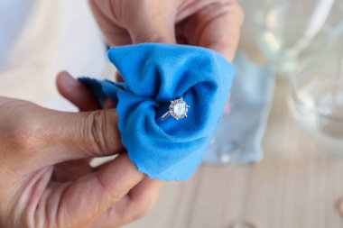 Mücevher parlatma ve mücevher elmas yüzüğü mikro fiber kumaşla temizleme