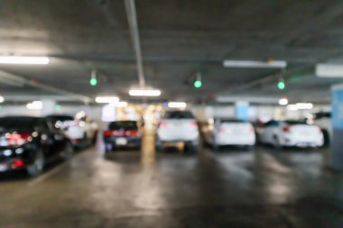 Otoparktaki birçok arabayı soyut olarak bulanıklaştırır.