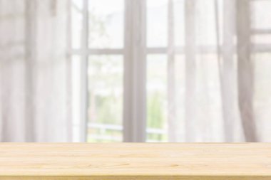 Ürün gösterimi için pencere perdesi soyut bulanık arkaplanı olan boş tahta masa üstü