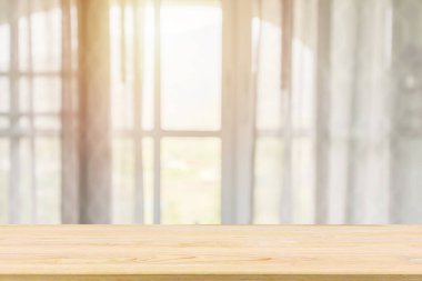 Ürün gösterimi için pencere perdesi soyut bulanık arkaplanı olan boş tahta masa üstü