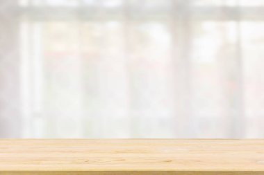 Ürün gösterimi için pencere perdesi soyut bulanık arkaplanı olan boş tahta masa üstü