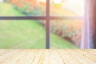 Ürün gösterimi için pencere perdesi soyut bulanık arkaplanı olan boş tahta masa üstü