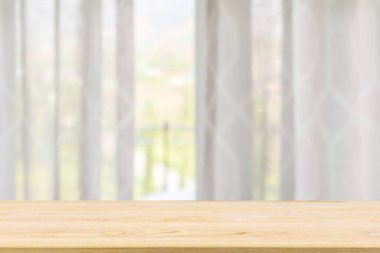 Ürün gösterimi için pencere perdesi soyut bulanık arkaplanı olan boş tahta masa üstü