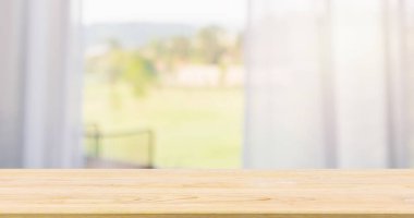 Ürün gösterimi için pencere perdesi soyut bulanık arkaplanı olan boş tahta masa üstü