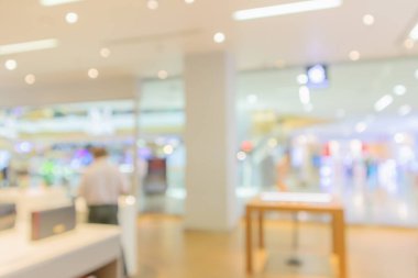 Elektronik mağaza içinde cep telefonu. Müşteri soyut bulanık arkaplanı var.