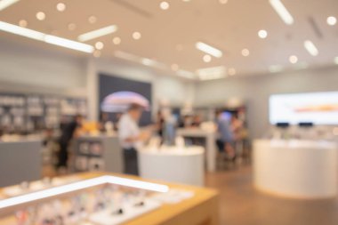 Elektronik mağaza içinde cep telefonu. Müşteri soyut bulanık arkaplanı var.