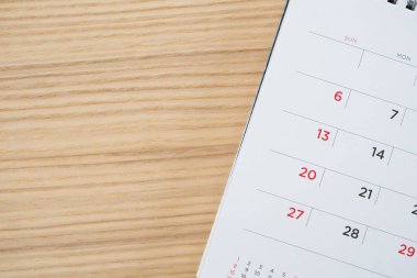 Tahta masa arkaplanındaki takvim sayfası