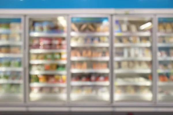 Supermarket Kulkas Komersial Freezer Menampilkan Makanan Beku Latar Belakang Kabur — Stok Foto