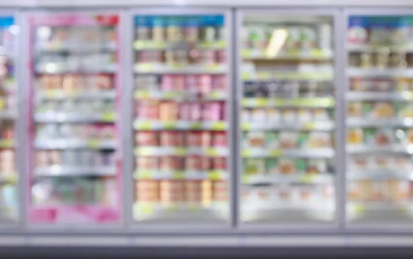 Supermarket Kulkas Komersial Freezer Menampilkan Makanan Beku Latar Belakang Kabur — Stok Foto