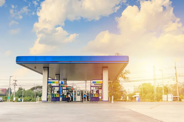 Benzinestation Met Wolken Blauwe Lucht — Stockfoto