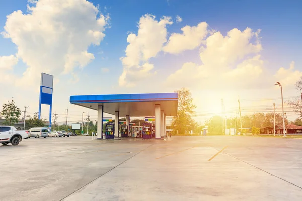 Posto Gasolina Com Nuvens Céu Azul — Fotografia de Stock