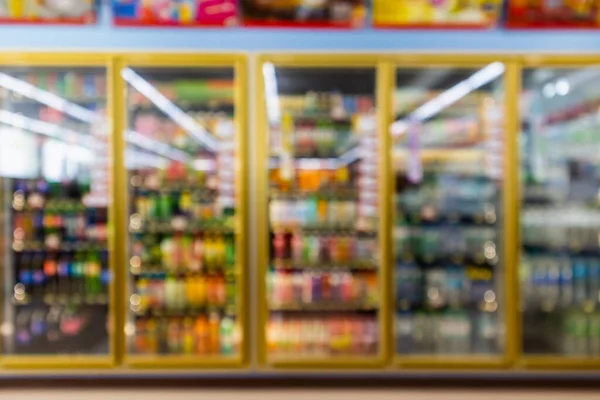 Supermercado Tienda Conveniencia Refrigeradores Con Botellas Refresco Estantes Fondo Difuminado — Foto de Stock