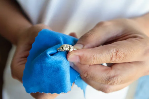 Anillo Diamantes Joyería Para Pulir Limpiar Mano Con Tela Micro —  Fotos de Stock