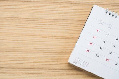 Tahta masa arkaplanındaki takvim sayfası