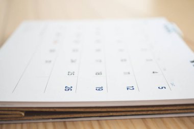 Tahta masa arkaplanındaki takvim sayfası