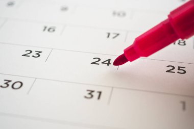 Kırmızı kalemli takvim sayfası kapat