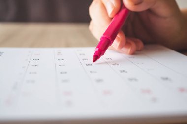 Takvim sayfasında kalem yazma ile birlikte yakın plan