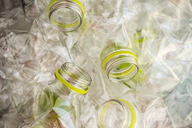 Soyut arkaplanı geri dönüştürmek için ezilmiş plastik şişeler