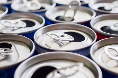 Boş alüminyum içecek kutuları geri dönüşüm konseptini