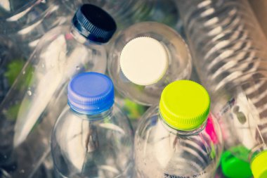 Plastik şişeler geri dönüşüm konsepti