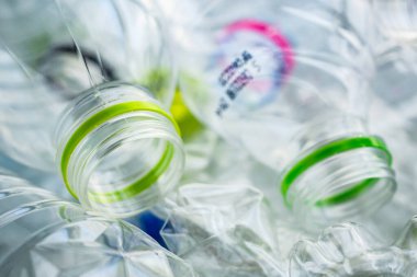 Plastik şişeler geri dönüşüm konsepti