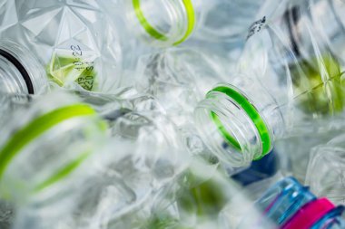 Plastik şişeler geri dönüşüm konsepti