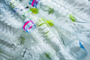 Plastik şişeler geri dönüşüm konsepti