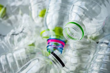 Plastik şişeler geri dönüşüm konsepti
