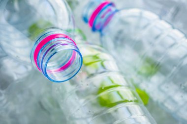 Plastik şişeler geri dönüşüm konsepti