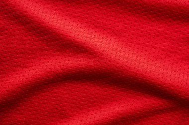 Kırmızı kumaşlı spor giyimli futbol forması, hava ağı desenli.