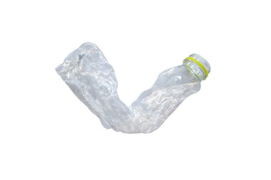 Kırık plastik şişe beyaz arka planda izole edilmiş kırpma yolu ile