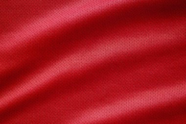Kırmızı kumaşlı spor giyimli futbol forması, hava ağı desenli.