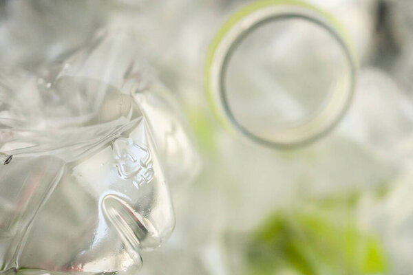 Измельченные пластиковые бутылки для переработки абстрактного фона