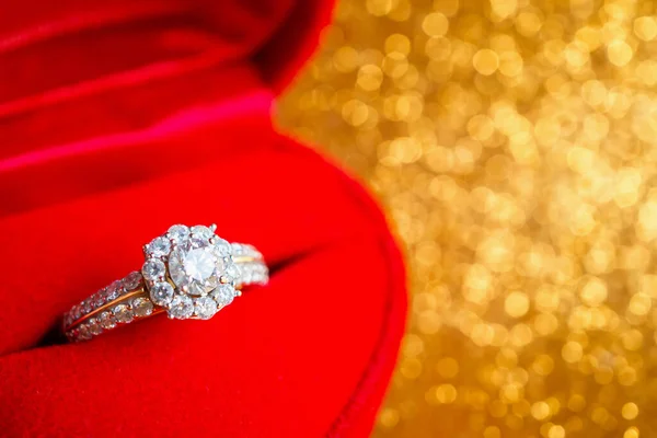 抽象的なお祝いの輝きとギフトボックスのジュエリーダイヤモンドリングクリスマスの休日のテクスチャの背景はぼかし光 — ストック写真