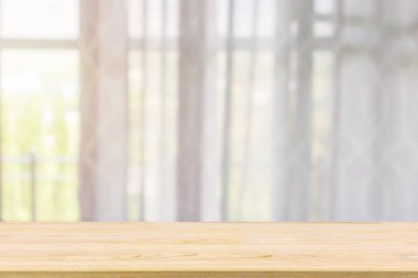 Ürün gösterimi için pencere perdesi soyut bulanık arkaplanı olan boş tahta masa üstü