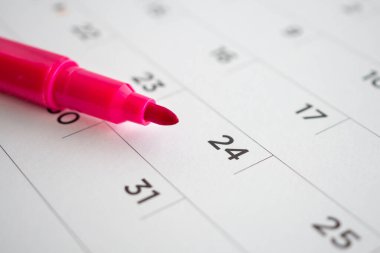 Kırmızı kalemli takvim sayfası kapat