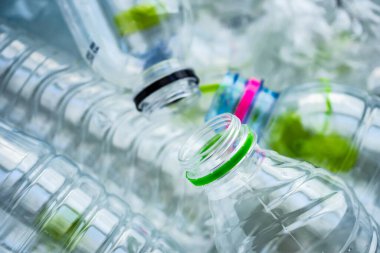 Plastik şişeler geri dönüşüm konsepti