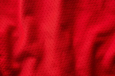 Kırmızı kumaşlı spor giyimli futbol forması, hava ağı desenli.