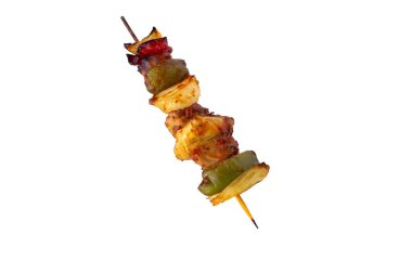 Beyaz arka planda ızgara domuz şişi ve sebze ızgarası.