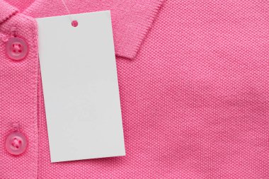 Yeni gömlekte boş beyaz kıyafet etiketi etiketi