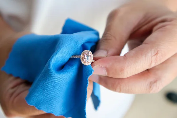 Anillo Diamantes Joyería Para Pulir Limpiar Mano Con Tela Micro —  Fotos de Stock