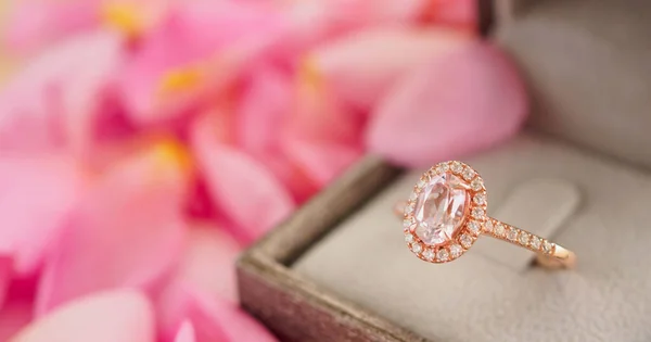 Elegante Anel Diamante Casamento Caixa Jóias Fundo Bonito Rosa Pétala — Fotografia de Stock