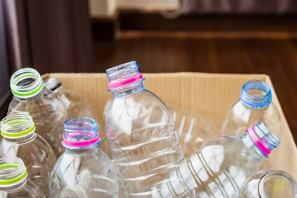 Plastikflaschen Recyclingpapierschachteln Wiederverwendungskonzept — Stockfoto