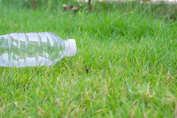 Plast Flaska Grönt Gräs Bakgrund Återvinning Och Föroreningar Koncept — Stockfoto