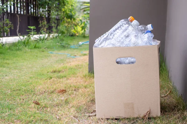 Kahverengi Çöp Kutusundaki Plastik Şişeler — Stok fotoğraf