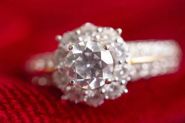 赤いファブリックの背景に豪華なジュエリーダイヤモンドリング — ストック写真