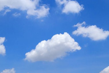 Mavi gökyüzü arkaplanlı bulutlar