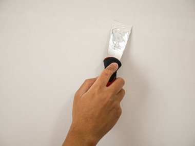 Sıvacı el onarımı çatlak beyaz duvar