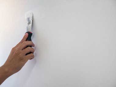 Sıvacı el onarımı çatlak beyaz duvar